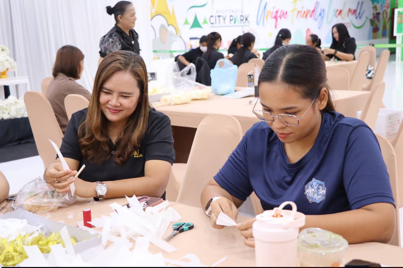 title - ศพส. ร่วมกิจกรรม “หนึ่งดอกไม้จากสองมือ แทนความตั้งใจจากหัวใจชาวอยุธยา” ณ ศูนย์การค้าเซ็นทรัล อยุธยา